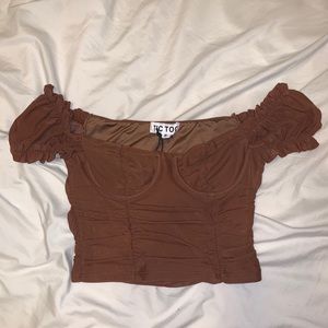 Over the shoulder scrunch top